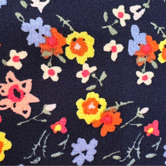 Gap Navy blue floral print blouse. Cap sleeve size M - Picture 4 of 7